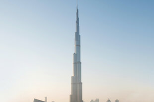 Burj Khalifa zwischen den Wolken in Dubai.