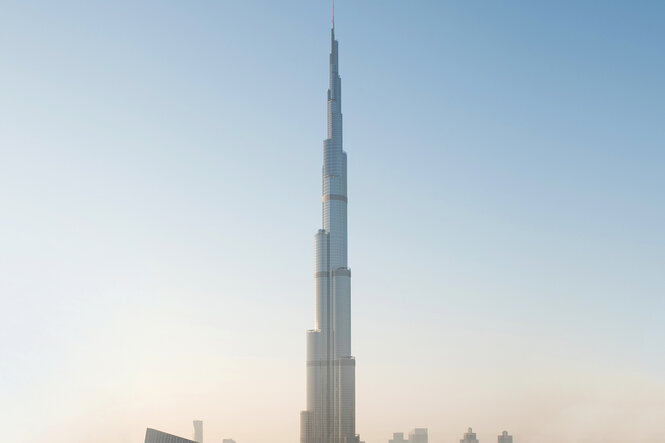 Burj Khalifa zwischen den Wolken in Dubai.