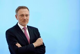 Christian Lindner , die Arme verschränkt