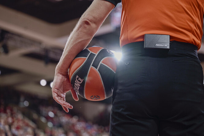 Nahaufnahme eines Schiedsrichters, der einen Basketball in der Hand hält