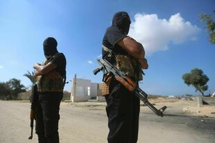 Zwei maskierte bewaffnete Personen