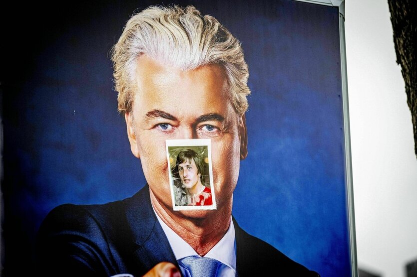 Ein Wahlplakat mit einem Aufkleber überklebt