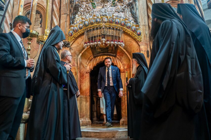 US-Vizepräsident JD Vance mit Mönchen in der Grabeskirche