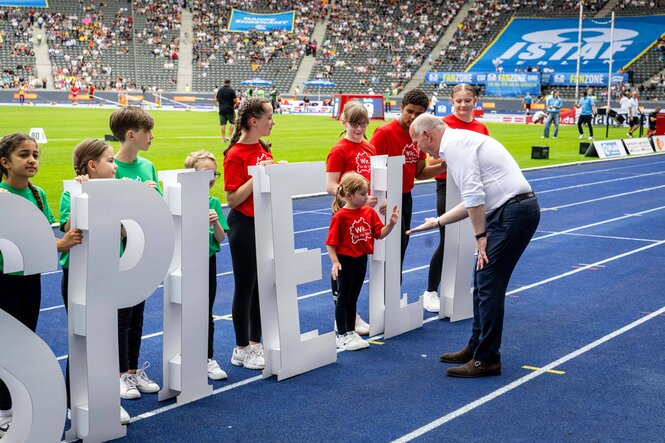 Das Bild zeigt den Berliner Regierungschef Kai Wegner (CDU) im beim Leichtathletik Sportfest Istaf im Juli 2025 im Berliner Olympiastadion.