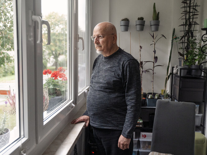 Eine Person schaut aus dem Fenster.