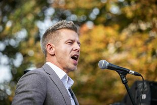 Peter Magyar, Mann mittleren alters mit kurzem Haarschnitt und Dreitagebart, hält eine Rede anlässlich der Feierlichkeiten zum 68. Jahrestag des ungarischen Aufstands von 1956