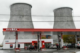 Eine Tankstelle von Lukoil vor einem Kraftwerk