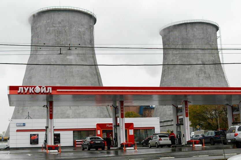 Eine Tankstelle von Lukoil vor einem Kraftwerk
