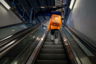 Streikende und Redner im Regen