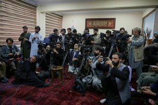 Afghanische Journalisten bei einer Pressekonferenz mit dem Verteidigungsminister in Kabul am 19. Oktober
