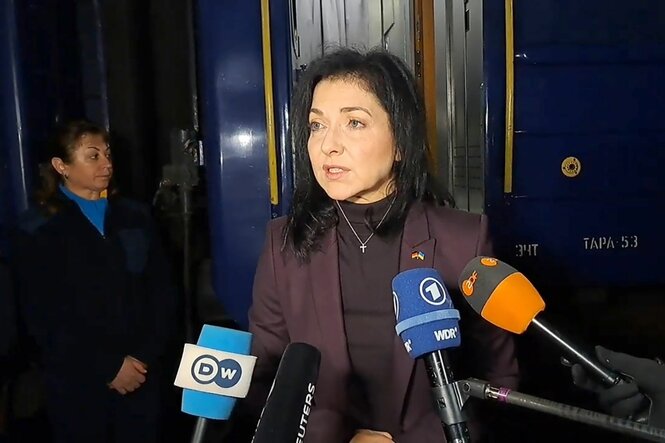 Katherina Reiche spricht in Mikrofone, die ihr hingehalten werden