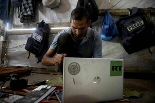 Ein Mann repariert einen Laptop