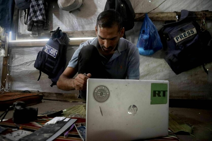 Ein Mann repariert einen Laptop