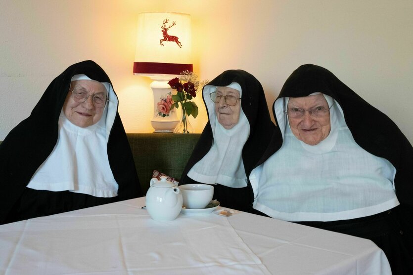 Drei Nonnen an einem Tisch