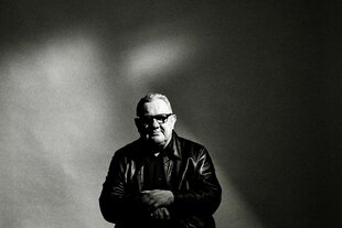Eine SW-Aufnahme von einem Mann mit Brille