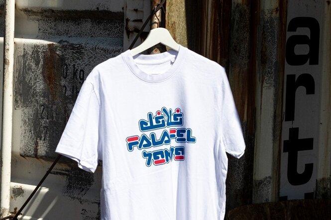 Ein T-Shirt mit dem Wort 