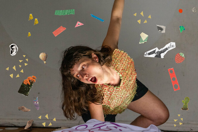 Foto-Collage mit bunten Papierschnipseln am Rande des Foto. Im Mittelpunkt ist eine darstellende Person zusehen, die den Mund geöffnet hat und einen Arm in die Höhe streckt und sich mit dem anderen Arm vom Boden abstützt.