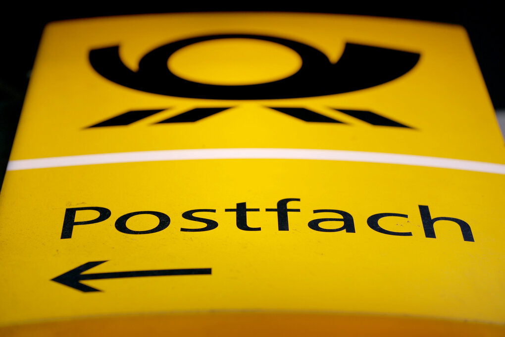 Ein Hinweisschild auf Postfächer