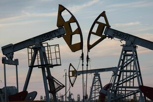 Pumpenhebel arbeiten in einem Ölfeld