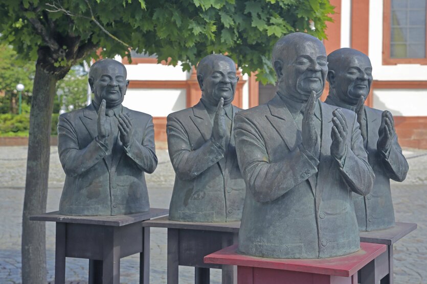 Bronzeskulptur zeigt vier Männer beim Klatschen