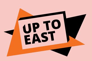 Auf dem Bild steht in großen schwarzen Buchstaben „UP TO EAST“. Der Text ist auf einem rosafarbenen Hintergrund mit schwarzen und orangefarbenen, überlappenden Dreiecksformen zu sehen.