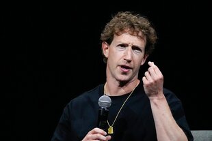 Meta-Chef Mark Zuckerberg spricht mit unzufriedenem Blick in ein Mikro.