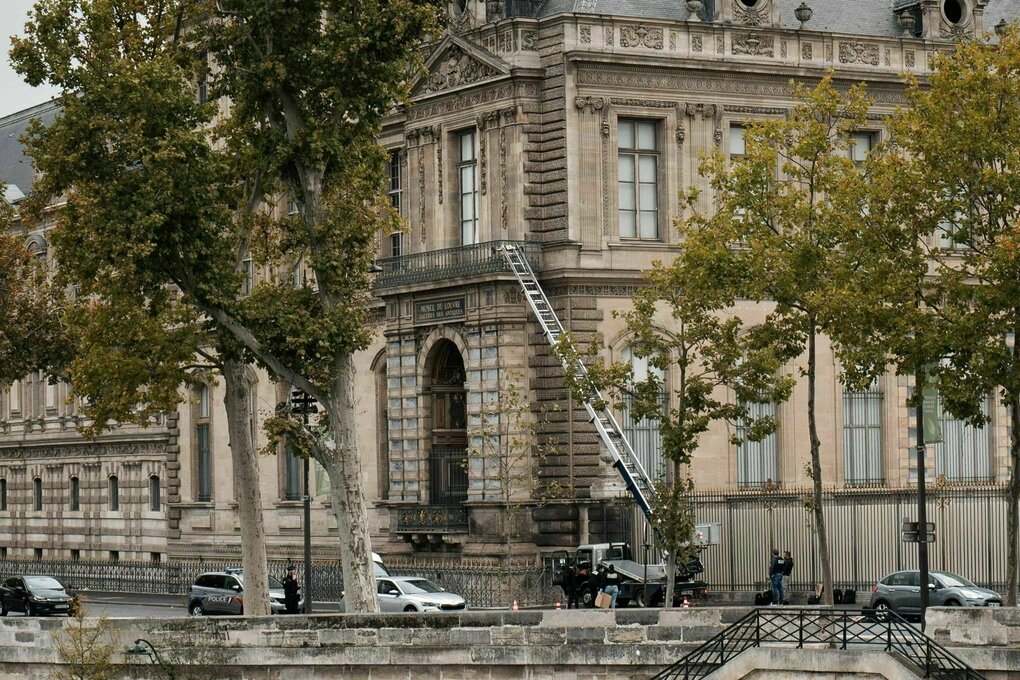 Ein Lastenaufzug vor einem Gebäude