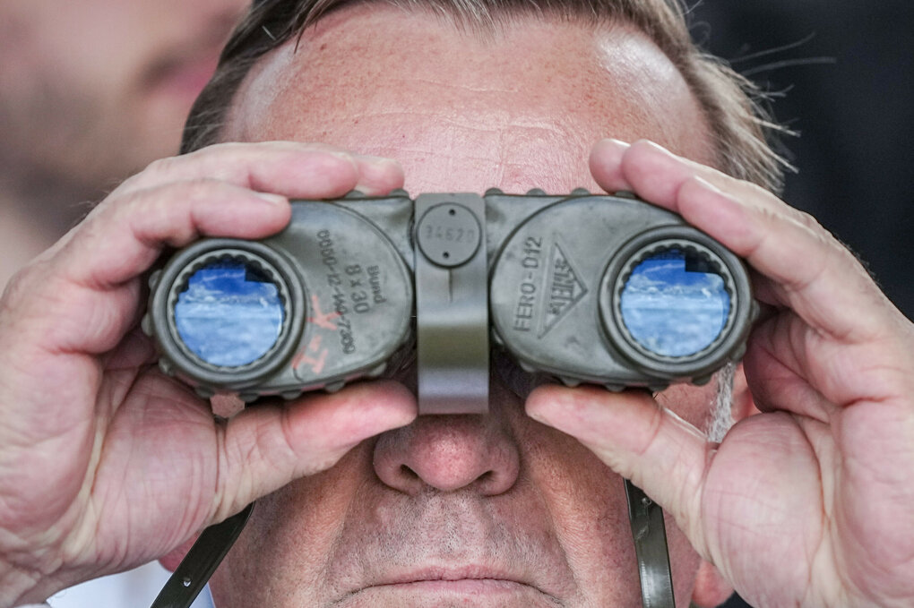 Boris Pistorius beobachtet durch ein Fernglas eine Nato-Übung im Juni 2023.