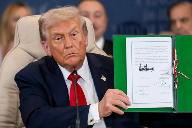 US-Präsident Donald Trump zeigt den unterzeichneten Friedensvertrag beim Gaza-Gipfel