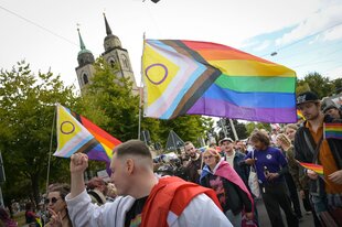 Teilnehmende des Christopher Street Day gehen bei einem Demonstrationszug durch die Innenstadt.