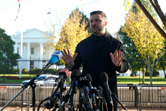Mann vor Weißem Haus spricht in auf ihn gerichtete Stabmikrofone