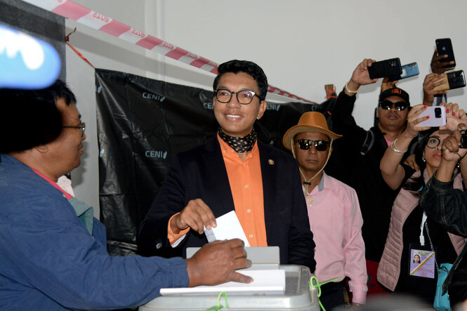 Andry Rajoelina gibt seine Stimme 2023 in einem Wahllokal ab