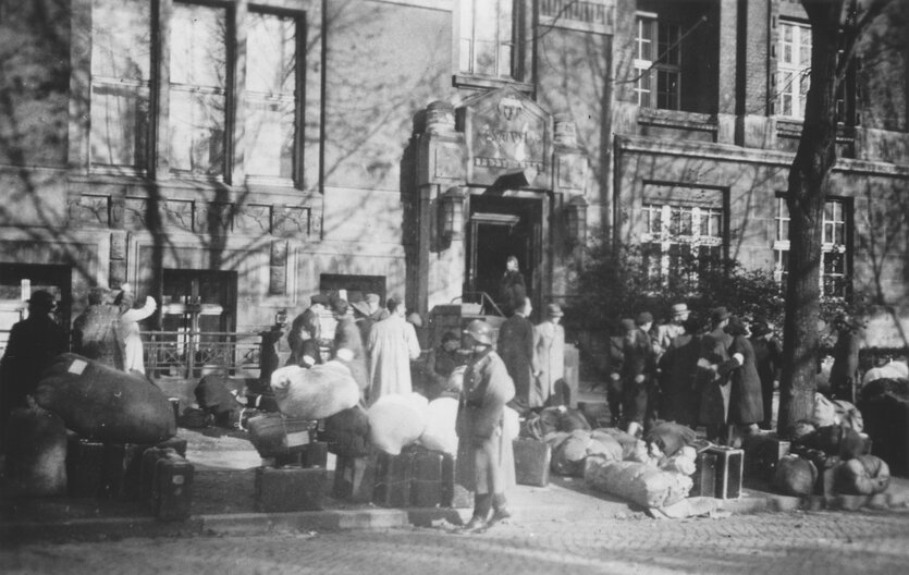 Die Deportierten mit Gepäck vor Hamburgs Logenhaus