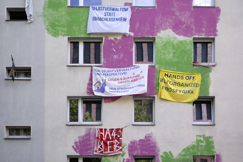 Protestplakate an der Fassade eines Hauses der Habersaathstraße