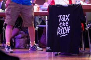 Ein T-Shirt mit der Aufschrift „Tax the rich“