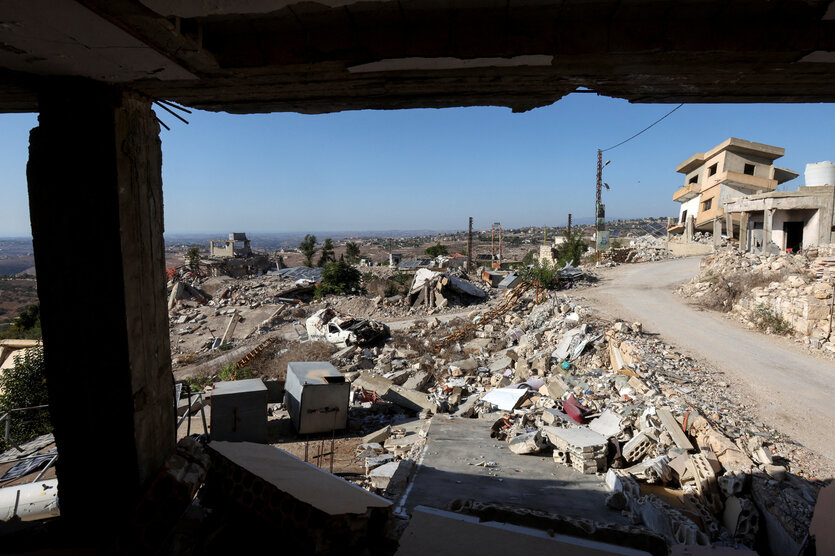 Aus einer Ruine der Blick auf ein zerstörtes Dorf