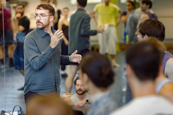 Marcos Morau inmitten der Tänzer:innen im Probenraum