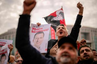 Unterstützer İmamoğlus recken ihre Fäuste in die Luft