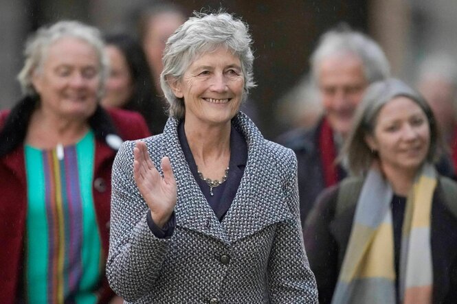 Catherine Connolly winkt bei einer Veranstaltung.