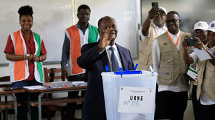 Präsident Alassane Ouattara bei der Stimmabgabe.