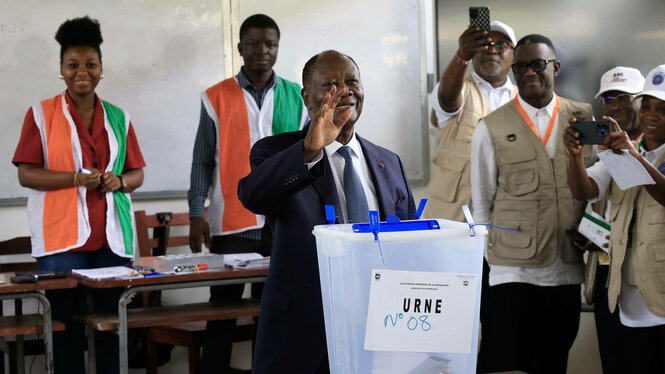Präsident Alassane Ouattara bei der Stimmabgabe.