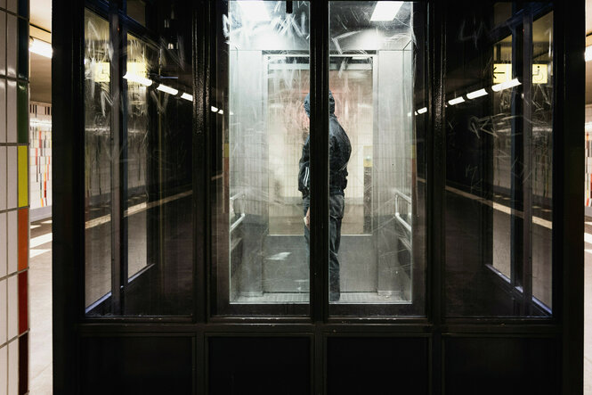 Ein Mann fährt mit dem Fahrstuhl der U-Bahn-Stadion Paradestraße