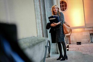 Karin Prien kommt mit einem Stapel Hefter zur Klausurtagung des Bundeskabinetts