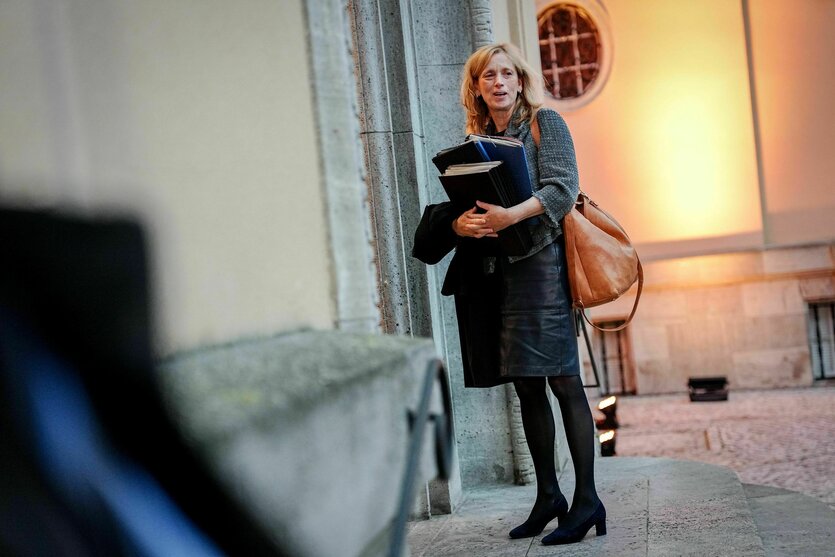 Karin Prien kommt mit einem Stapel Hefter zur Klausurtagung des Bundeskabinetts