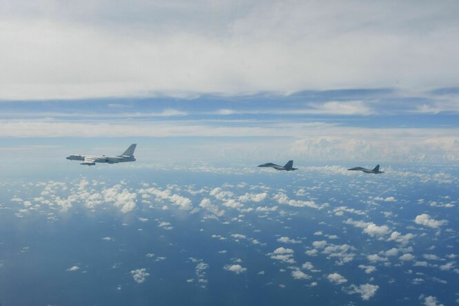 Chinesische Kampfflugzeuge über den Wolken