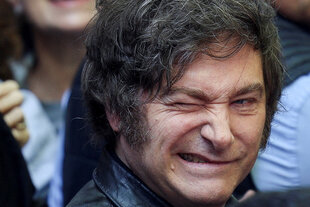 Javier Milei zwinkert mit einem Auge