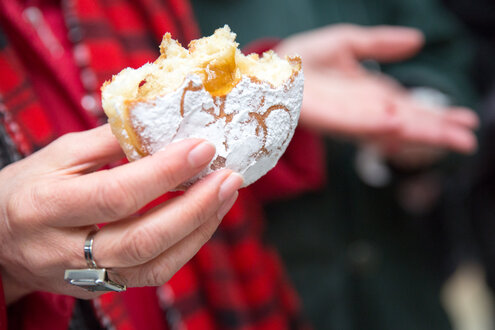 Ein halb aufgegessener Donut.