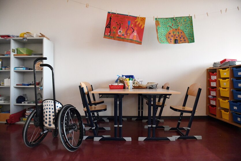 Ein Kinderrollstuhl in einem Klassenzimmer