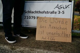 Zwei Beine und ein Schild: 