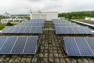 Eine Solaranlage auf dem Dach der Hochschule Ludwigsburg